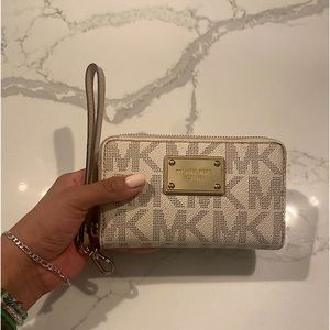 White Micheal Kors Wallet